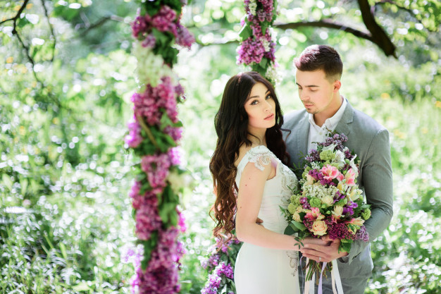bride-groom-pose-large-circle-lilac-garden_8353-1248